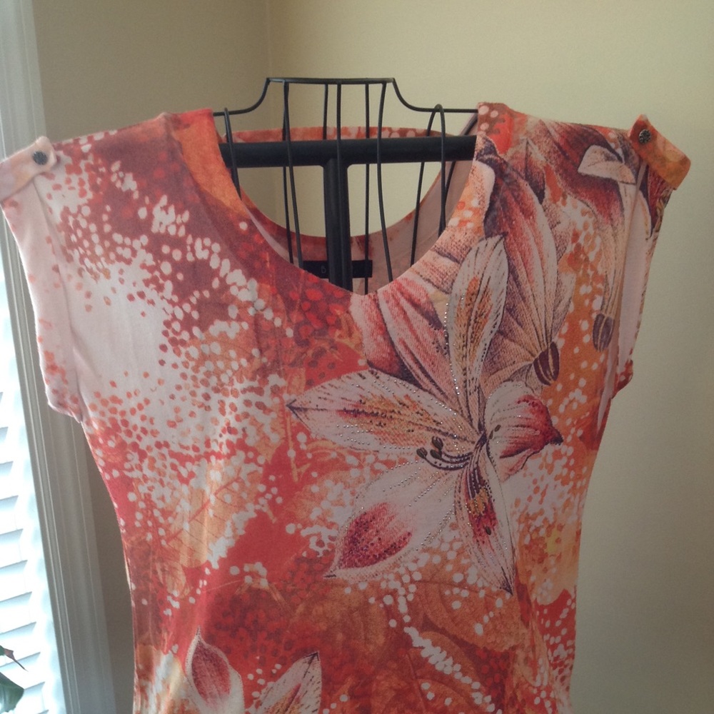 B.L.E.U. Top. Orange with floral design. Sz PXL.
